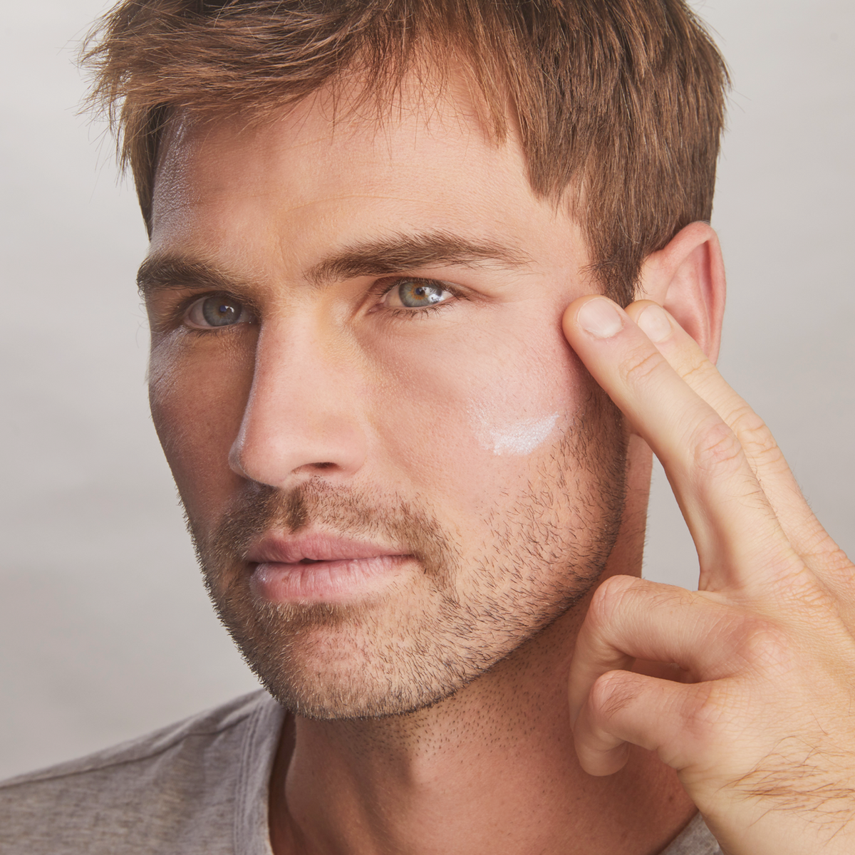 Model applying Colorescience No-Show Mineral Sunscreen SPF 50 to face